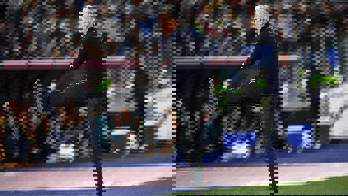 مورينيو يخرج من الملعب مطرودا وسط تصفيق جماهير روما (فيديو)