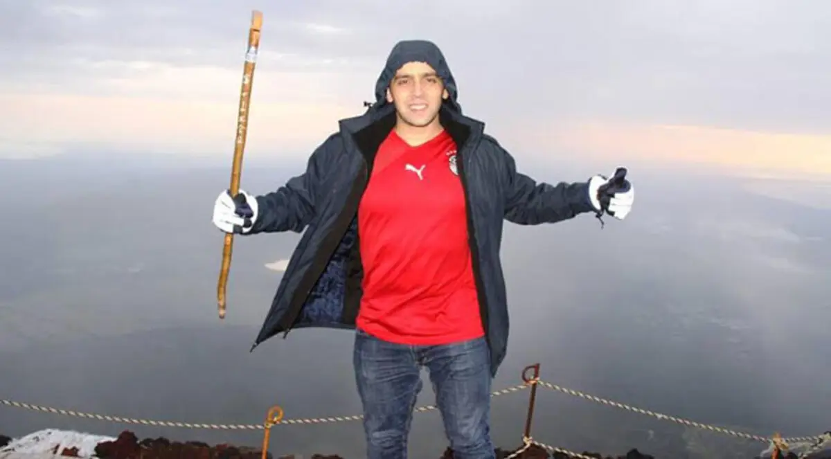 دبلوماسي مصري يتسلق جبل فوجي
