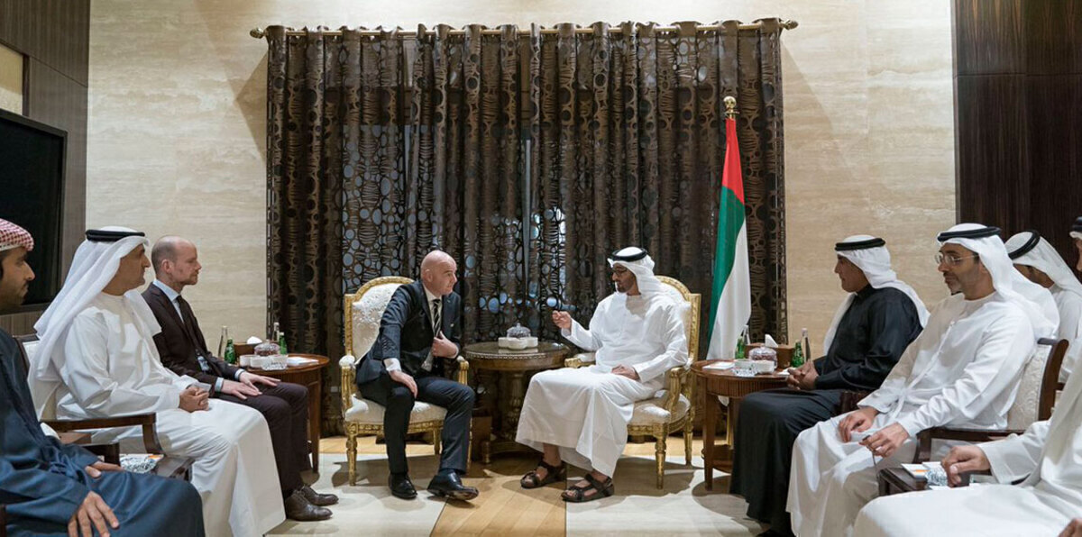 محمد بن زايد يستقبل إنفانتينو رئيس "الفيفا"