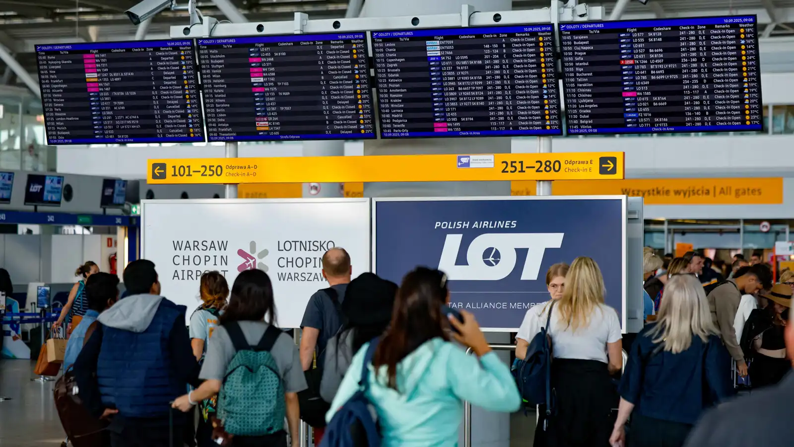 بولندا تغلق مطارين مؤقتاً بسبب غارات روسية على أوكرانيا