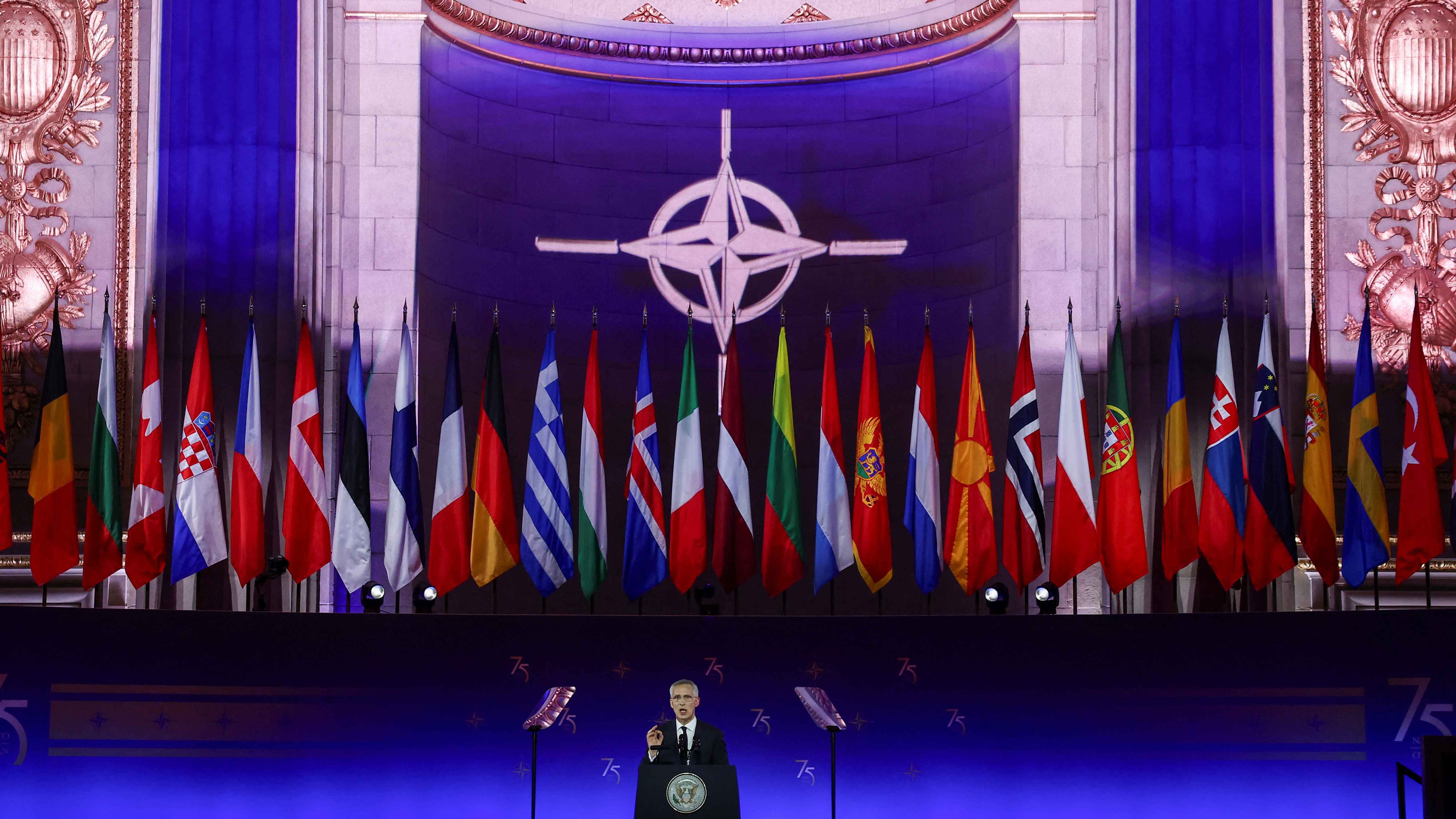 الغارديان: قمة الناتو تروّج لإقناع الأمريكيين بتقاسم أعباء الإنفاق العسكري