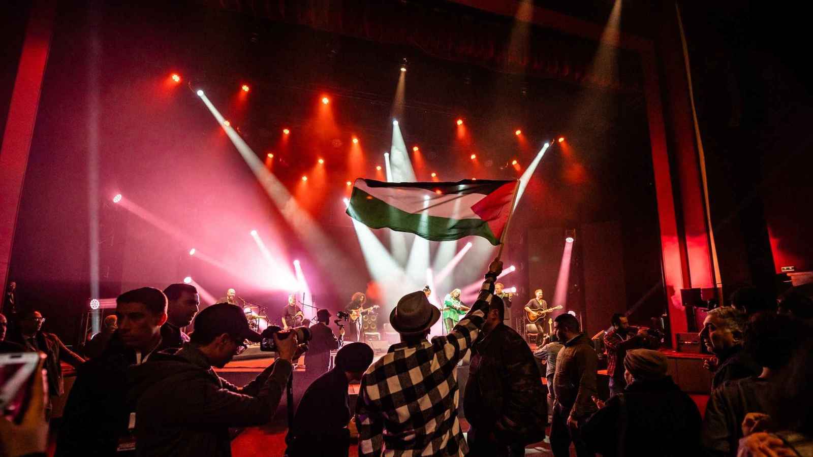 "أصالة وحداثة".. فرقة "باب الوسط" المغربية تثير إعجاب التونسيين