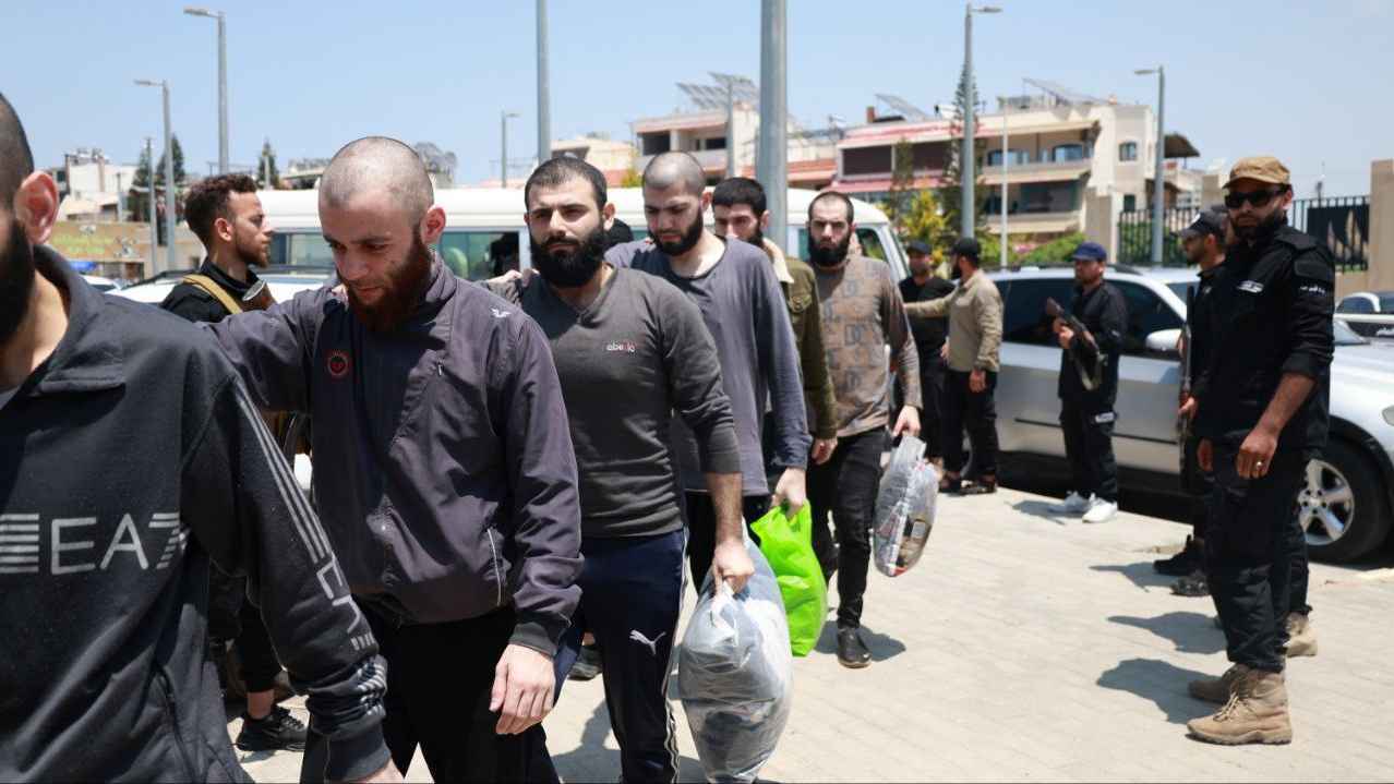 سوريا.. الإفراج عن عشرات المعتقلين بـ"أحداث الساحل" في اللاذقية