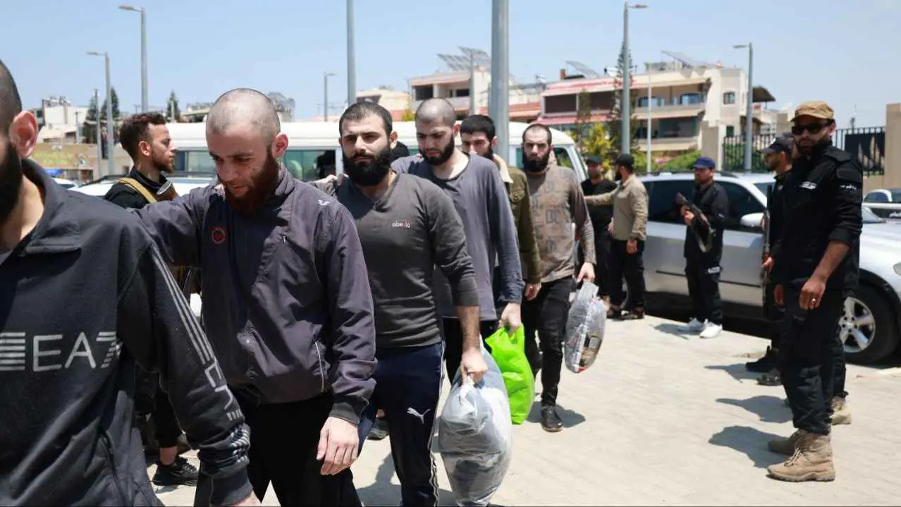 سوريا.. الإفراج عن عشرات المعتقلين بـ"أحداث الساحل" في اللاذقية