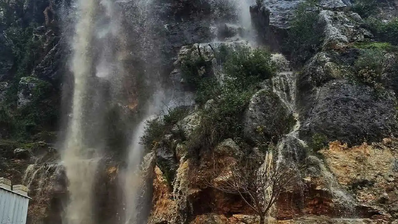 بعد سنوات الجفاف.. شلالات عين الزرقا في إدلب تعود للتدفق بشكل هائل (فيديو)