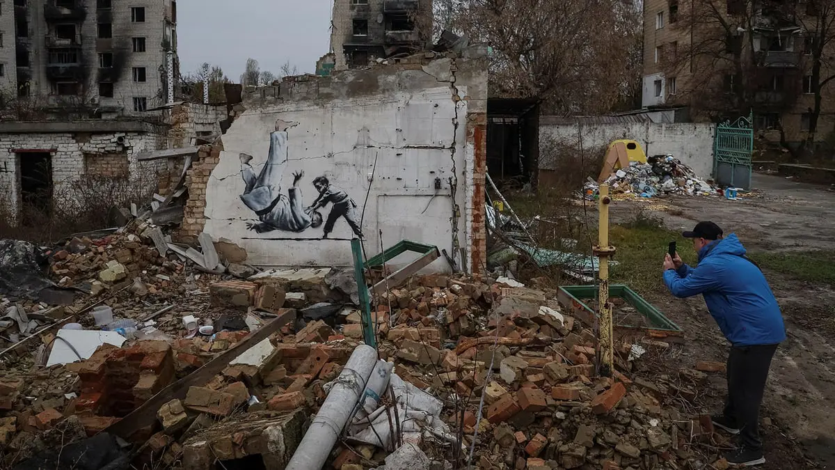 بانكسي يدشن جدارية في بلدة بورودينكا الأوكرانية التي دمرتها الحرب