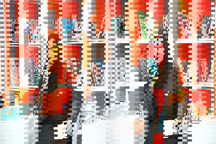 الشاعرة نجاة الظاهري: الأدب الإماراتي رصين له تاريخه وامتداده