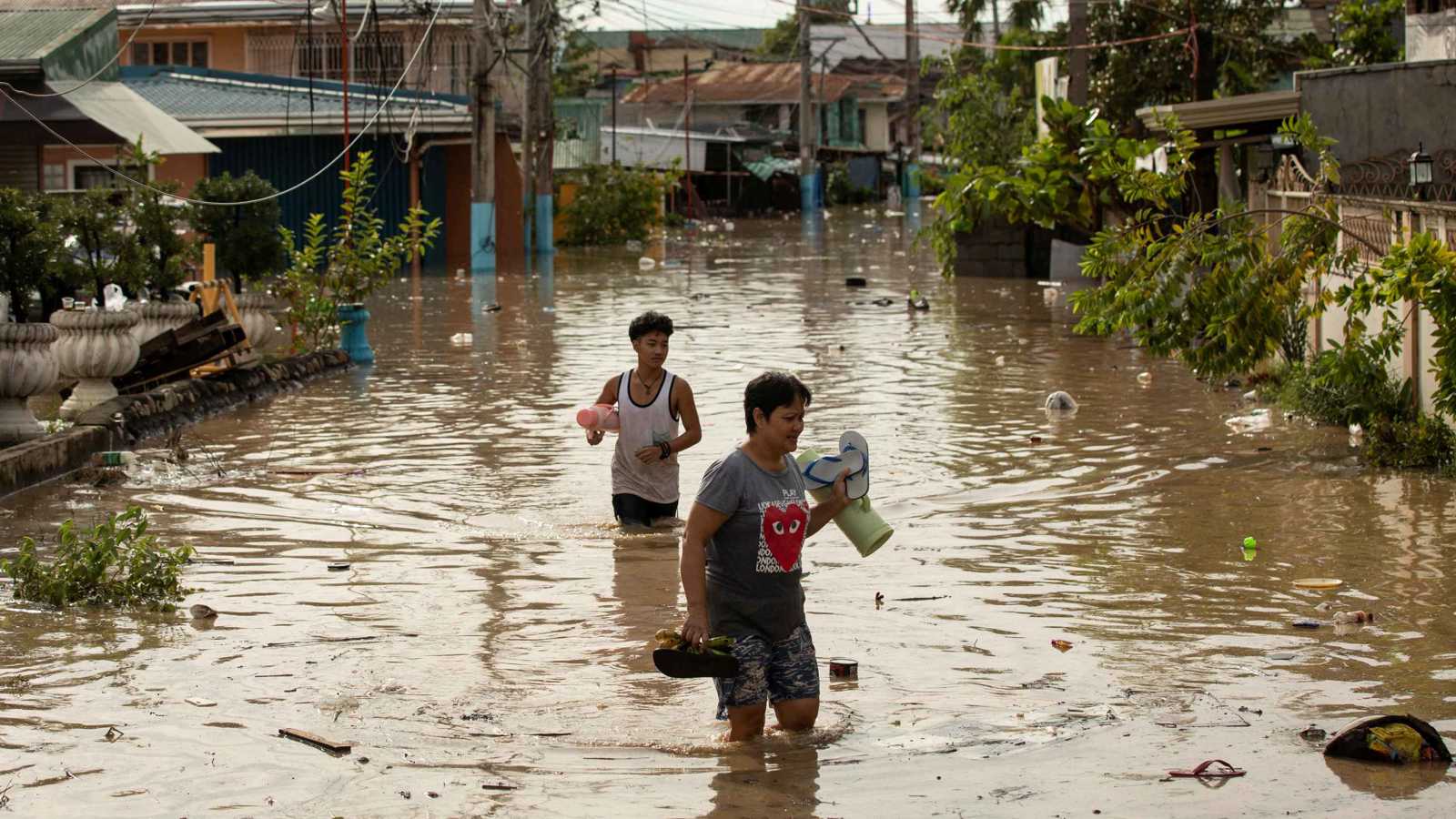 إجلاء نحو 70 ألف شخص بسبب الفيضانات في الفلبين (فيديو)