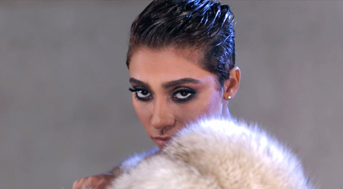 "زيزي" بثوب سعاد حسني وتسريحة مايلي سايروس