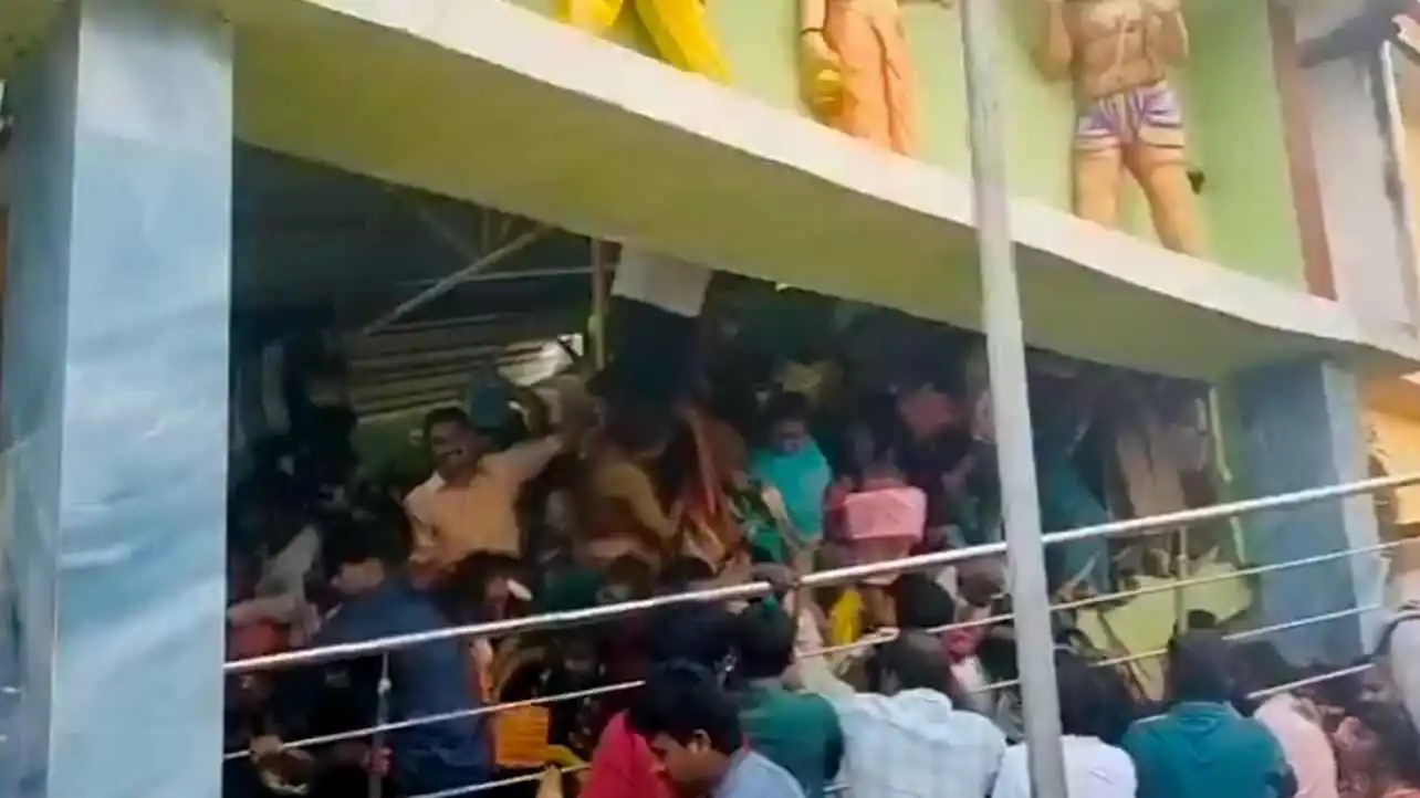 تدافع في معبد هندي يودي بحياة 9 ويصيب العشرات (فيديو)