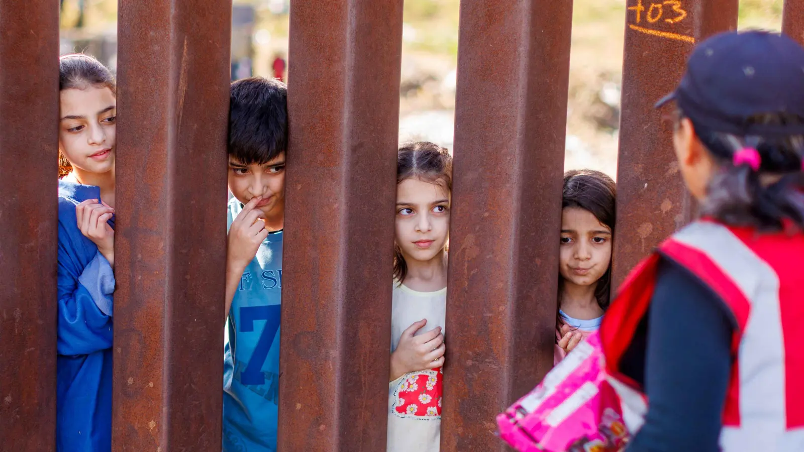 قاض يمنع إدارة ترامب من تطبيق سياسة جديدة لترحيل المهاجرين