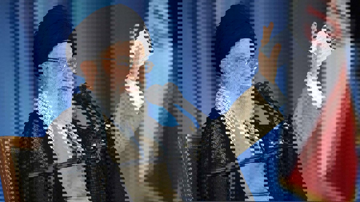 خامنئي يصف تظاهرات العراقيين واللبنانيين بـ"أعمال الشغب"