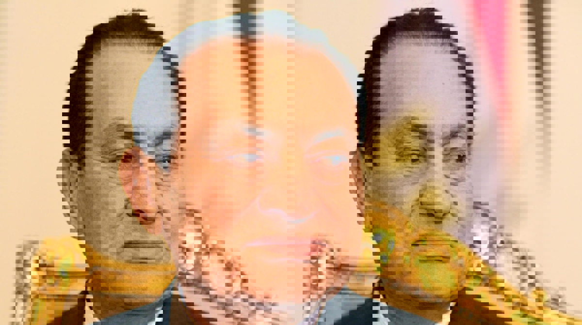 تشريفة عسكرية أمام المستشفى أثناء نقل جثمان مبارك إلى المسجد