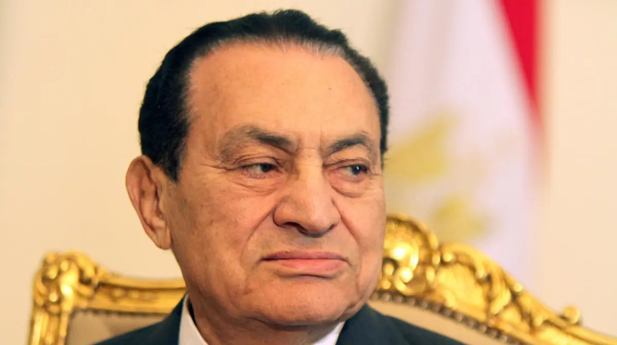 تشريفة عسكرية أمام المستشفى أثناء نقل جثمان مبارك إلى المسجد