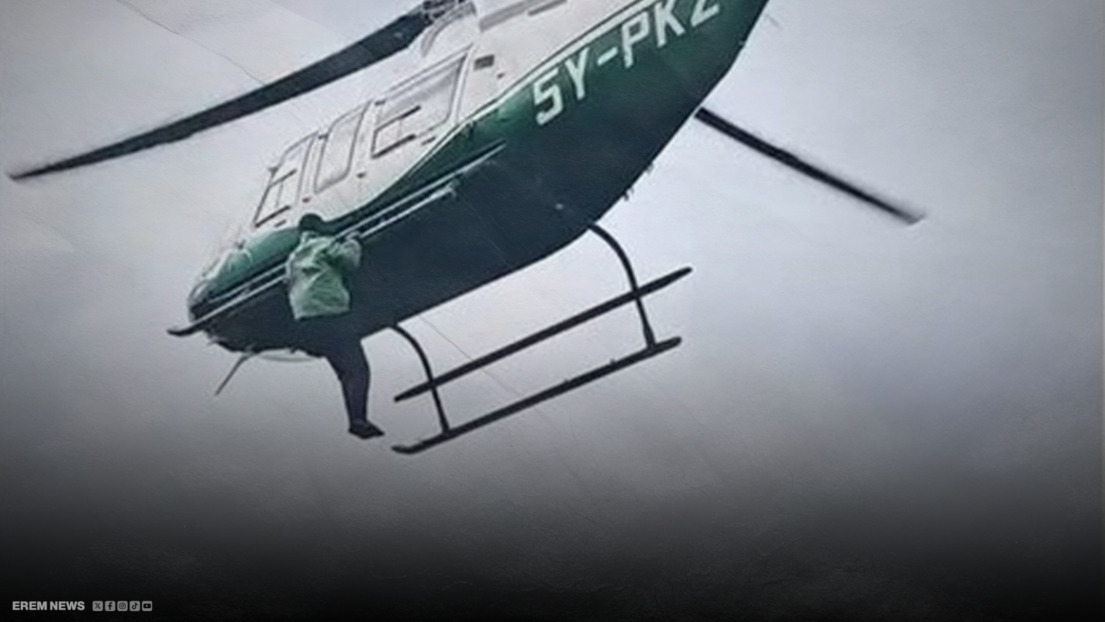 شاب يتعلق بأسفل مروحية خلال إقلاعها