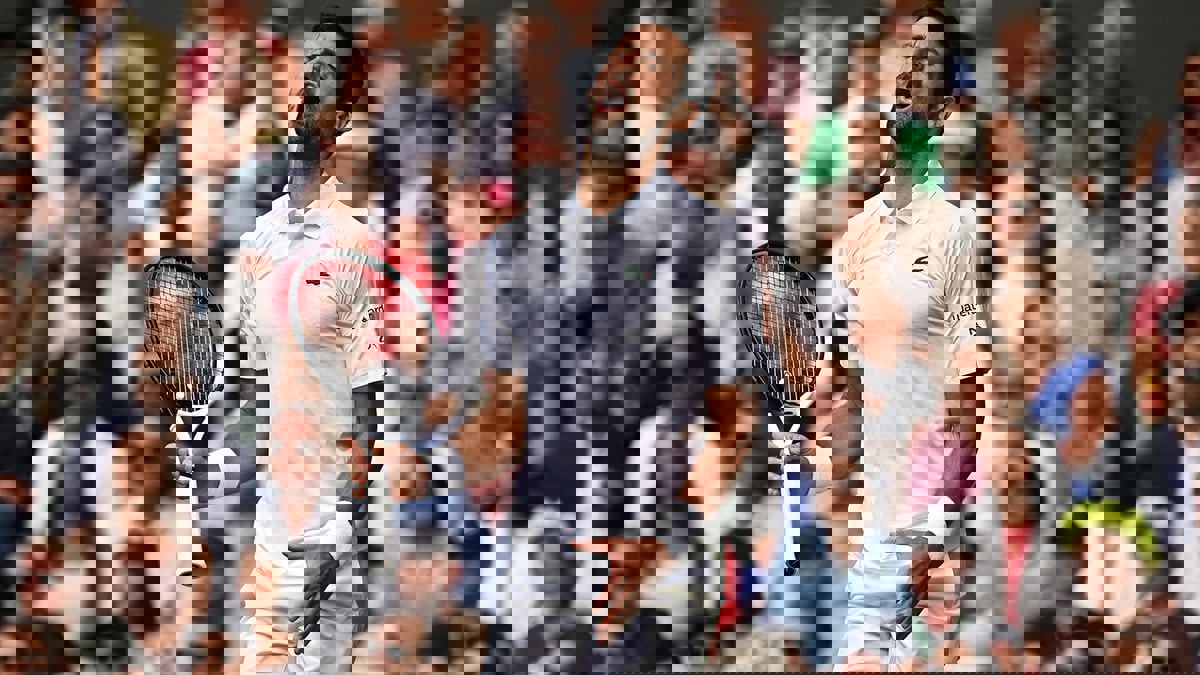 ديوكوفيتش يكسر المضرب قبل خسارته أمام ألكاراز في نهائي ويمبلدون (فيديو)