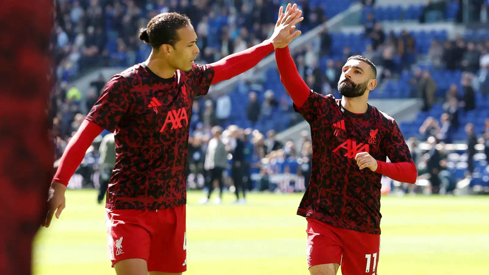 هل أخبرك سلوت بشئ؟.. محمد صلاح يحرج فان دايك (فيديو)