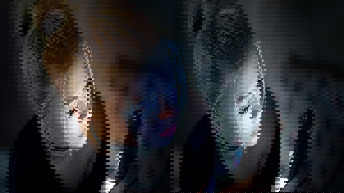 انتبه.. ضوء شاشة الهاتف يصيب بالشيخوخة المبكرة