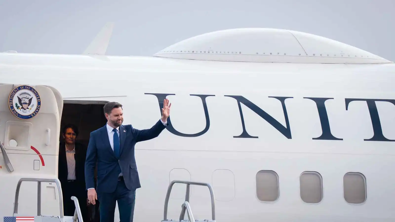 حدث غريب خلال استقبال فانس في مطار يريفان (صورة)