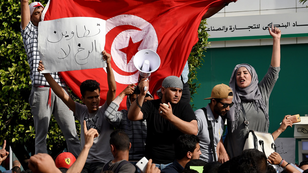 احتجاجات تطاوين التونسية.. معتصمو الكامور يهددون بالانتحار وتجدد المظاهرات في رمادة