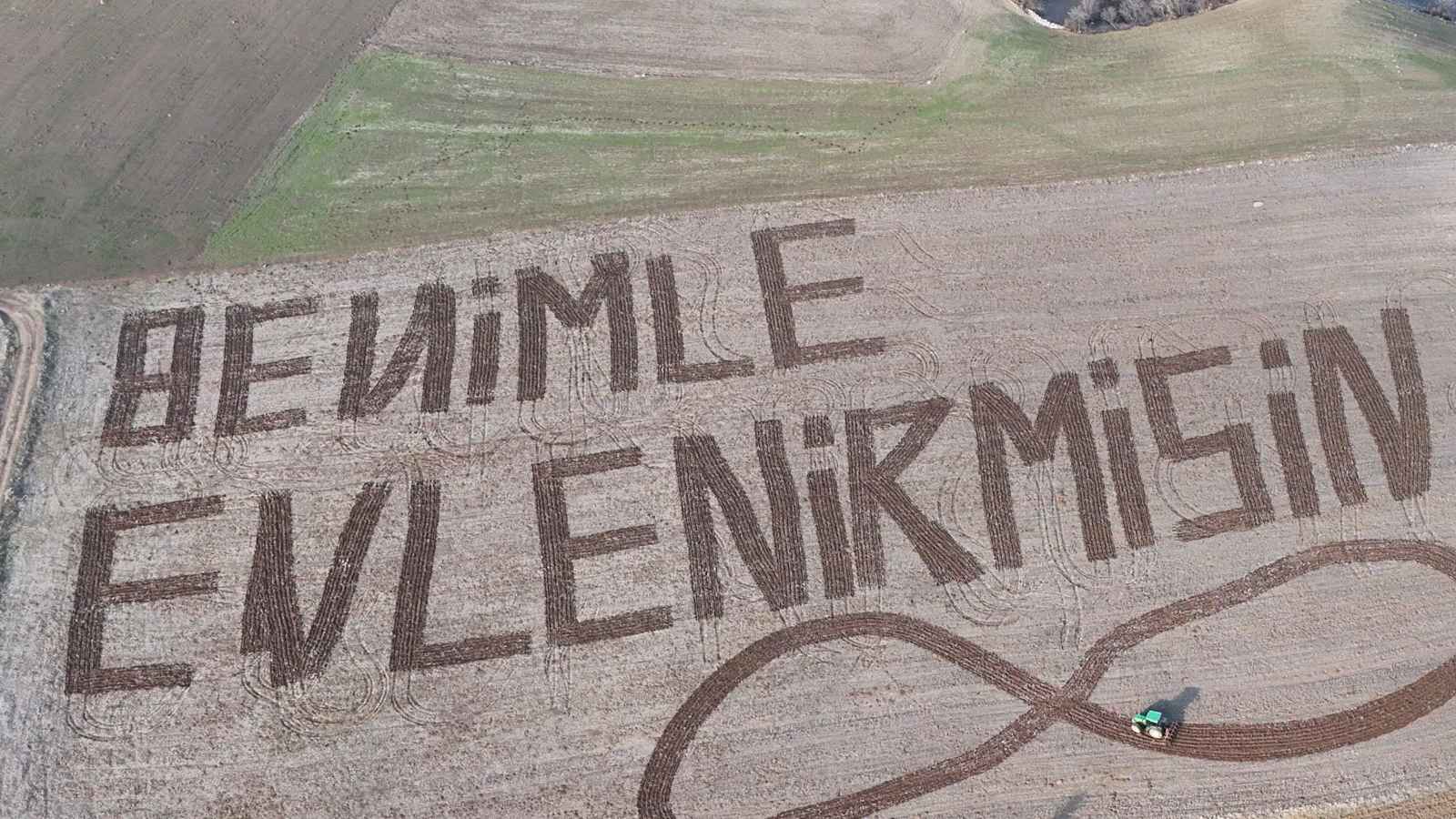 تركيا.. فلاح "رومانسي" يخطب حبيبته بطريقة فريدة (فيديو)