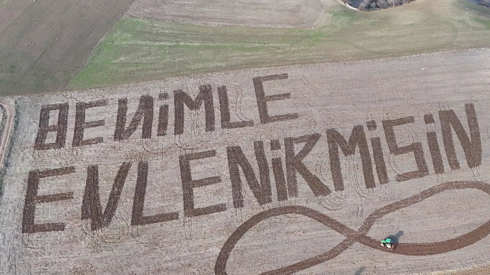 تركيا.. فلاح "رومانسي" يخطب حبيبته بطريقة فريدة (فيديو)