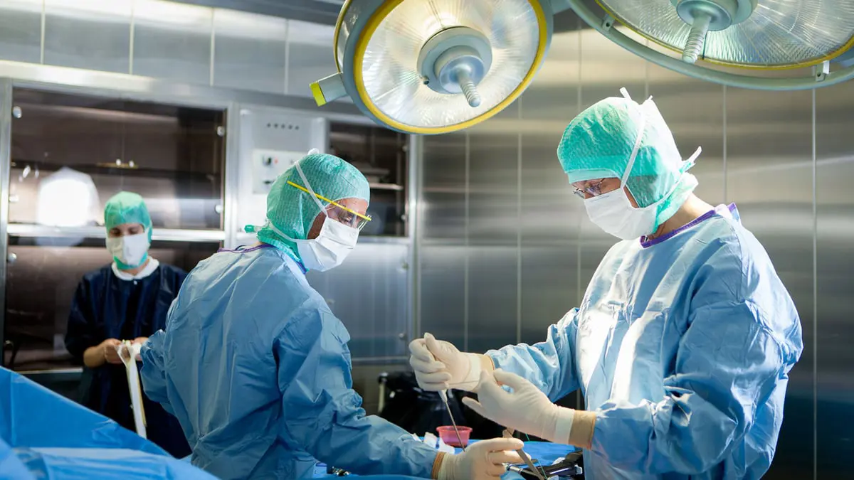 في عملية "نادرة".. فريق طبي أردني ينجح في فصل توأمين سياميين يمنيين