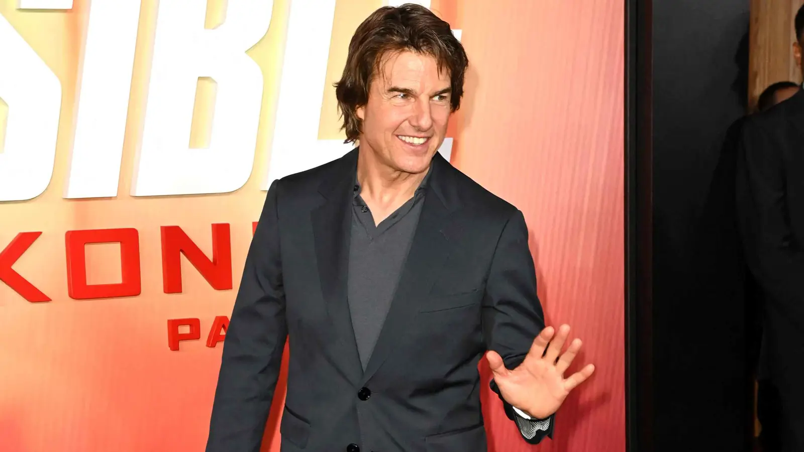 توم كروز يثير الفوضى في بلدة بريطانية بسبب طائرته المروحية