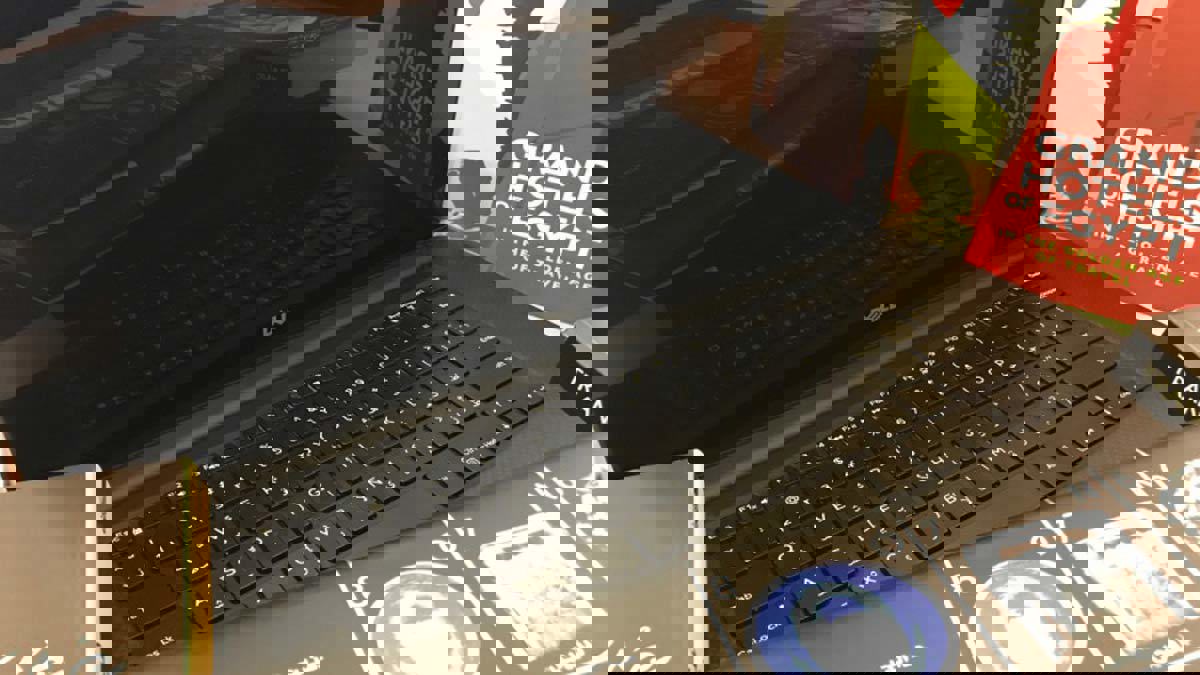 هل بقيت نظرية "موت المؤلف" صالحة في عصر التكنولوجيا؟