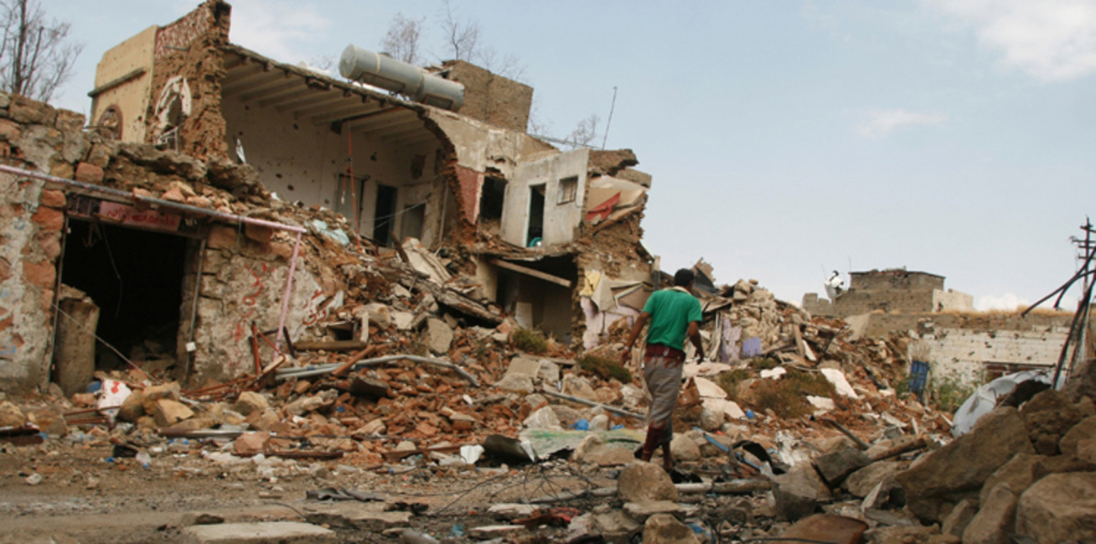 انقلاب عربة عسكرية يكشف عن جثة مدفونة في عدن اليمنية