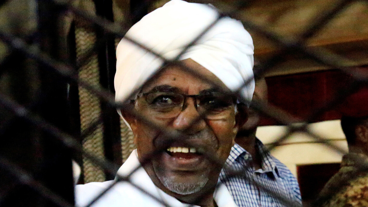 تلاحقه "الجنائية" والقضاء السوداني.. ما المصير الذي ينتظره عمر البشير؟