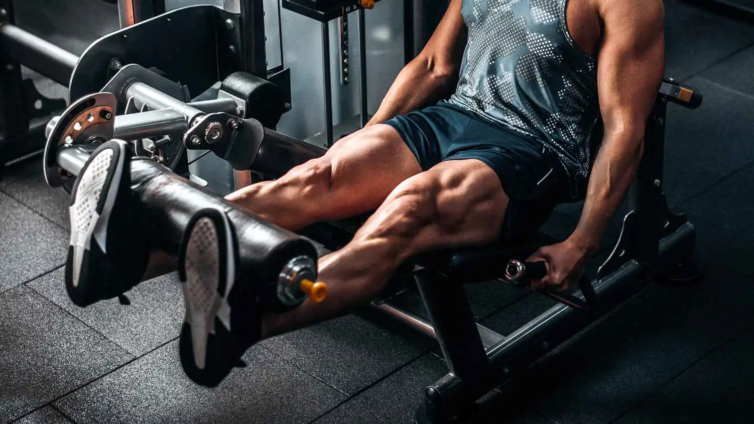 لماذا يجب ألا يتخطى الرجال يوم تمارين الساقين؟ العلم يجيب