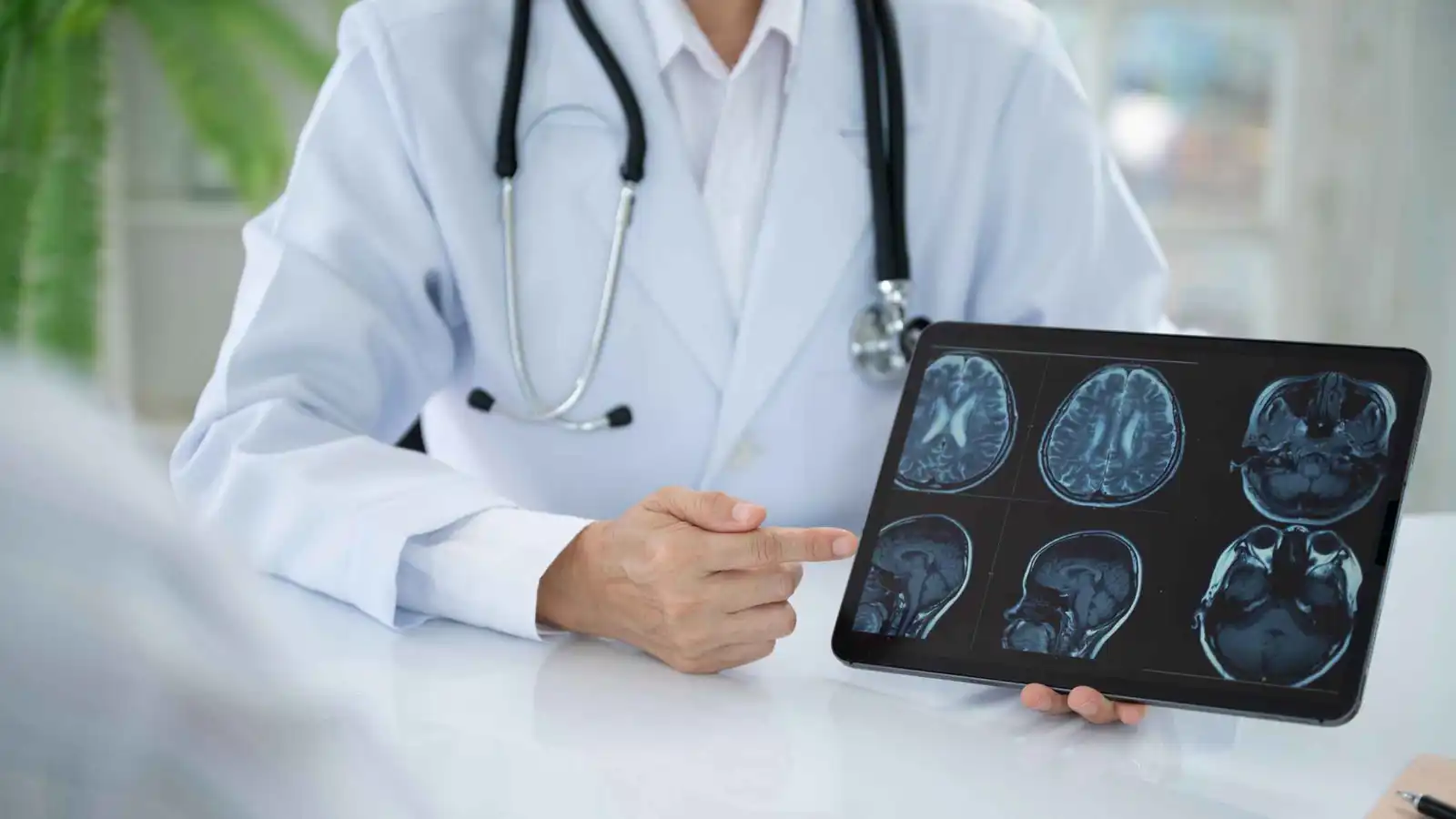 فقدان الثقة والانطواء.. علامات مبكرة للخرف لا تتعلق بالذاكرة