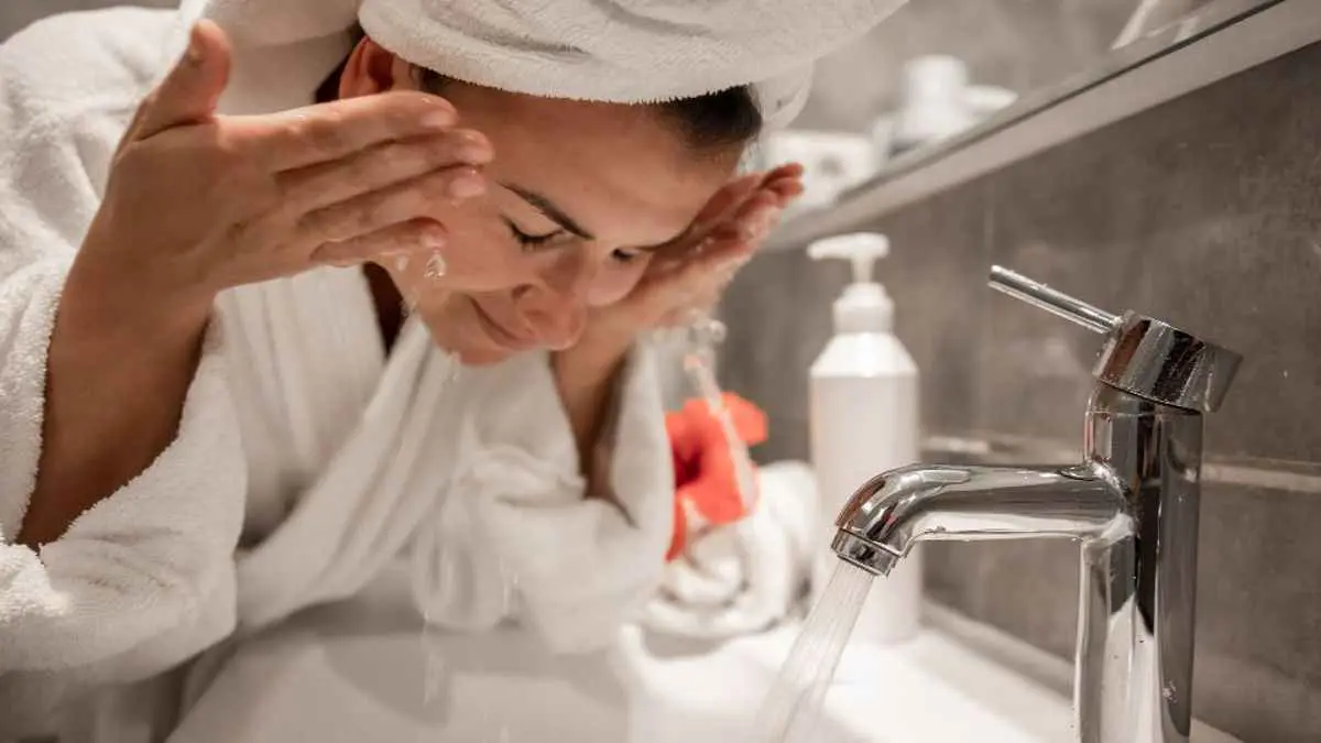 ماذا يحدث لبشرتك إذا لم تغسل وجهك قبل النوم؟