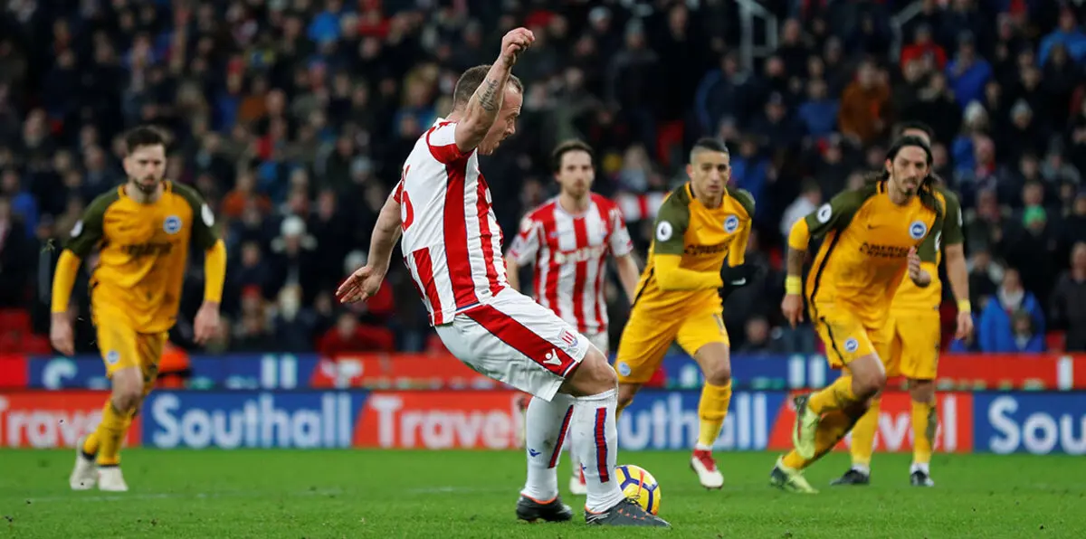 لاعب ستوك سيتي يضيع ركلة جزاء بغرابة ويكلف فريقه التعادل أمام برايتون (فيديو)