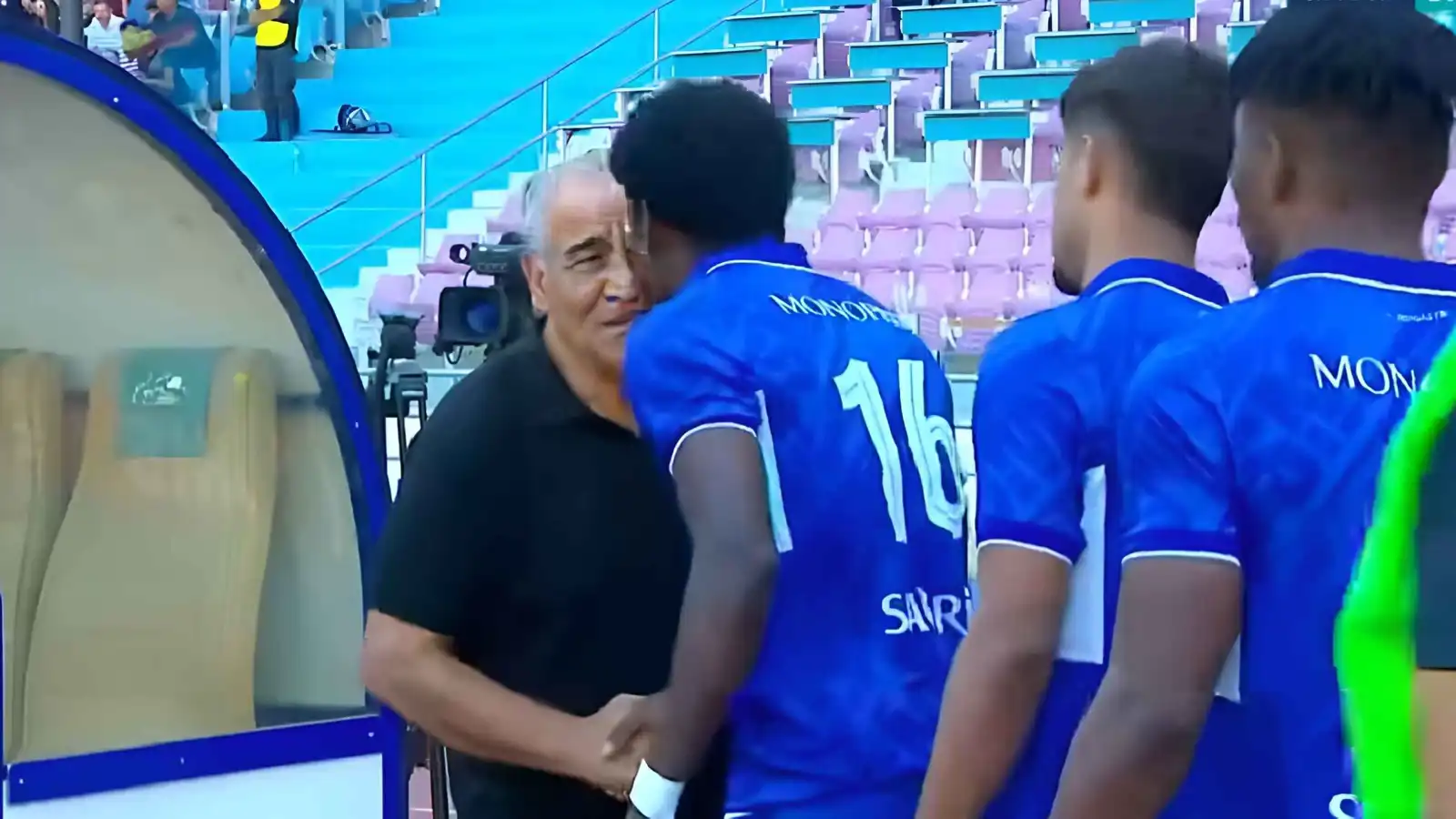 فوزي البنزرتي مدرب الإفريقي مع لاعبي المنستيري