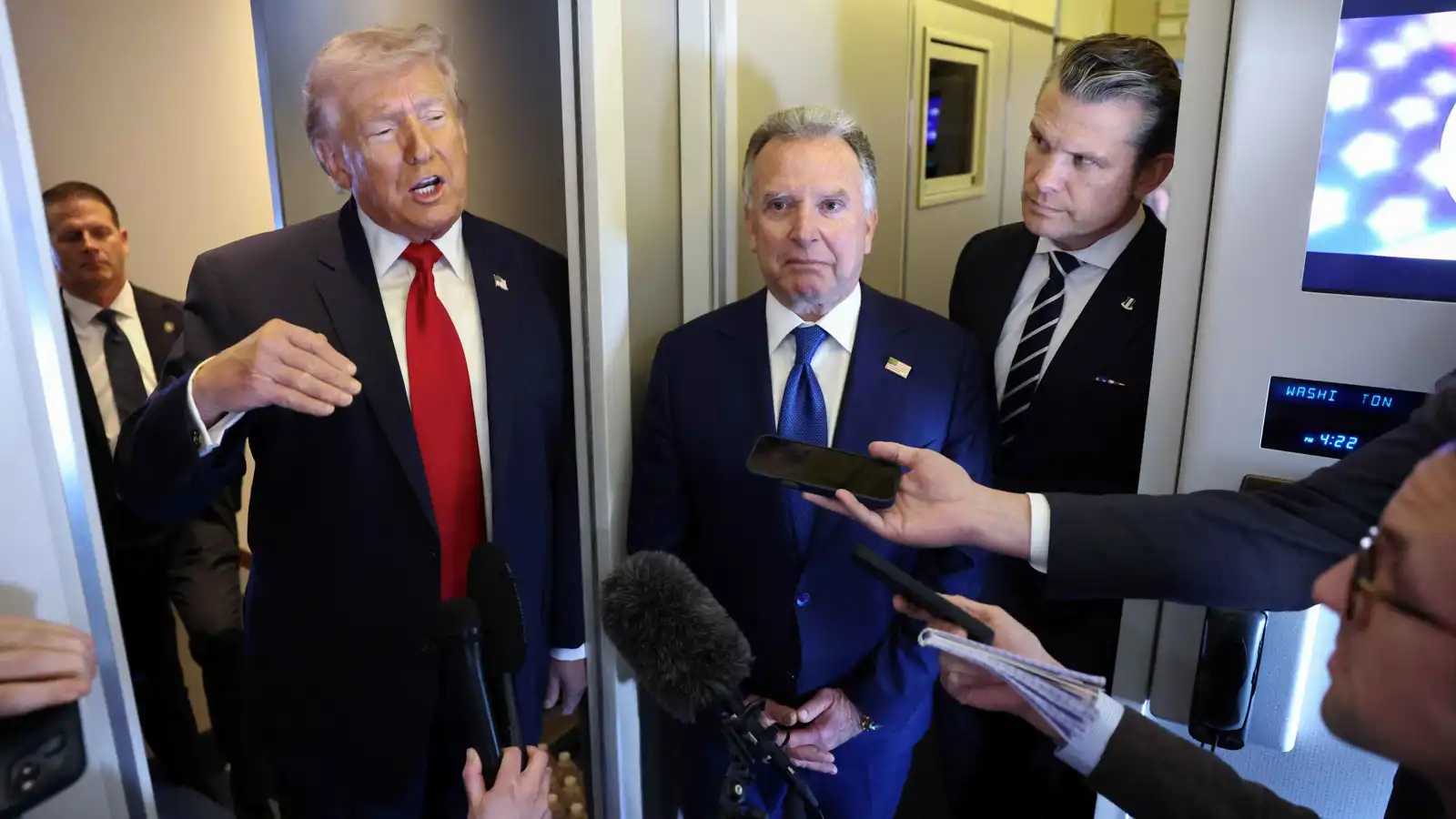 "بلومبيرغ": ترامب يدرس نشر قوات خاصة للاستيلاء على يورانيوم إيران