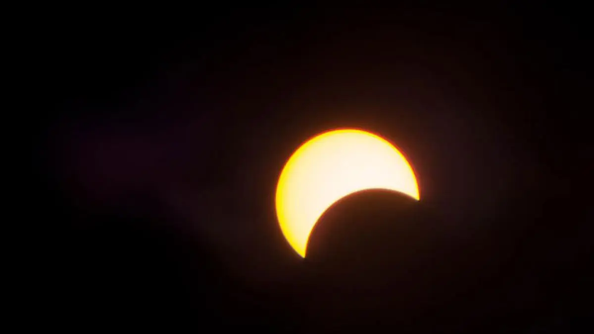 تحذيرات ودعوات وصلوات.. العالم يترقب كسوف الشمس