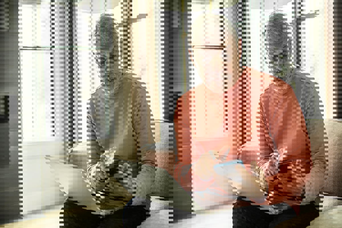 ما العلاقة بين الجلوس لفترات طويلة والإصابة بالخرف؟ 