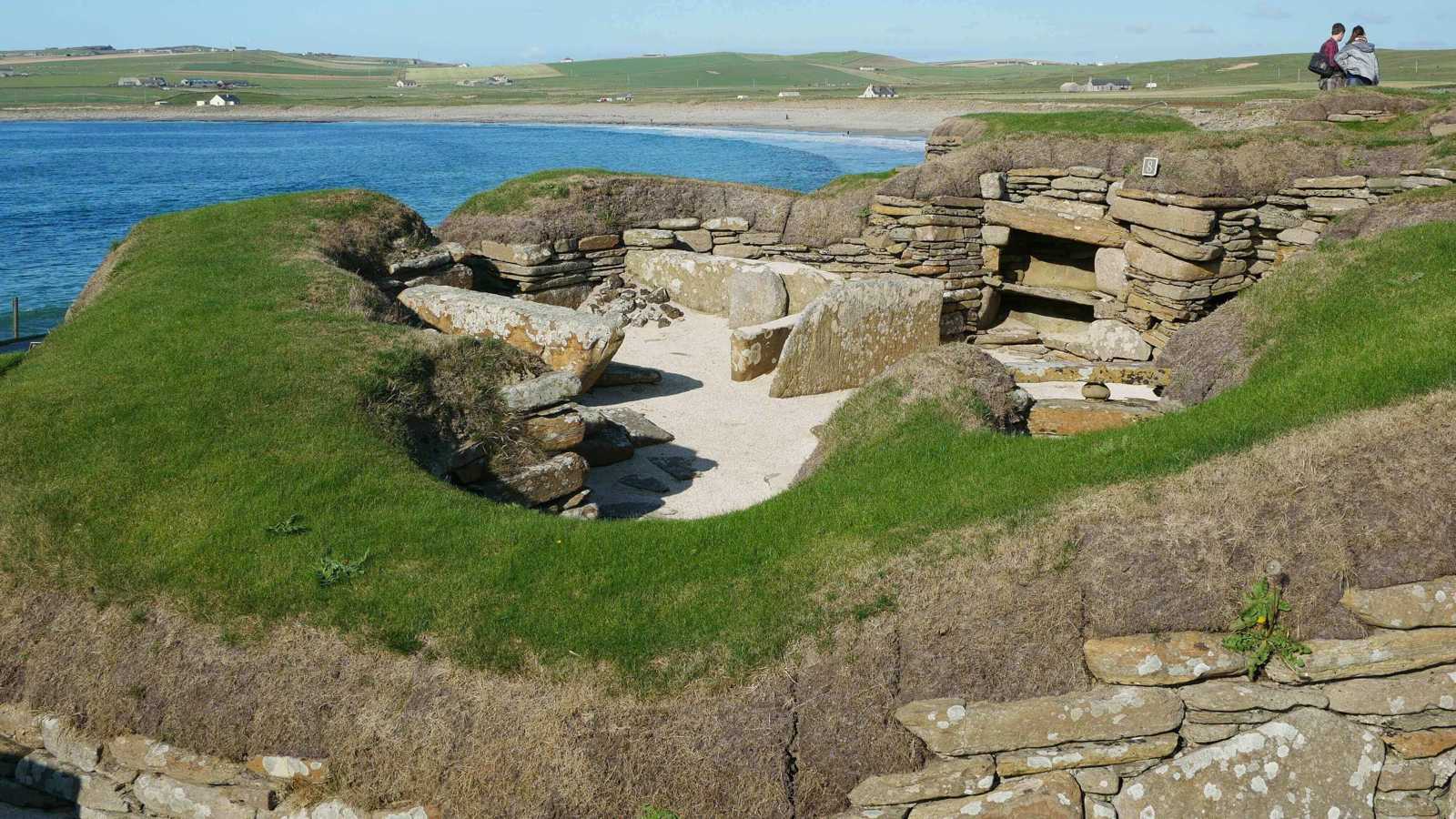 ممر غامض يقود إلى قرية مدفونة منذ قرون في بريطانيا (صور)