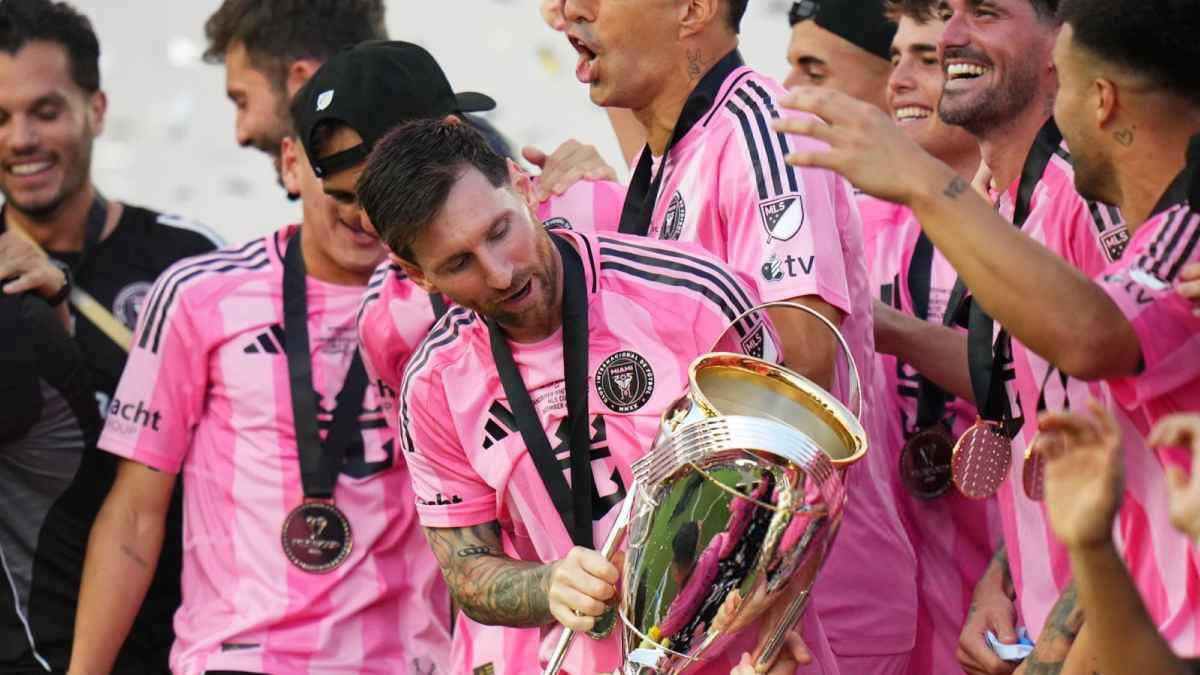 ميسي يتوج بجائزة أفضل لاعب في الدوري الأمريكي (فيديو)