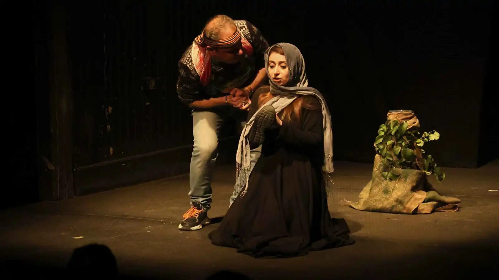 "وقت مستقطع".. مسرحية سورية ترصد مواجهة الشر للشر