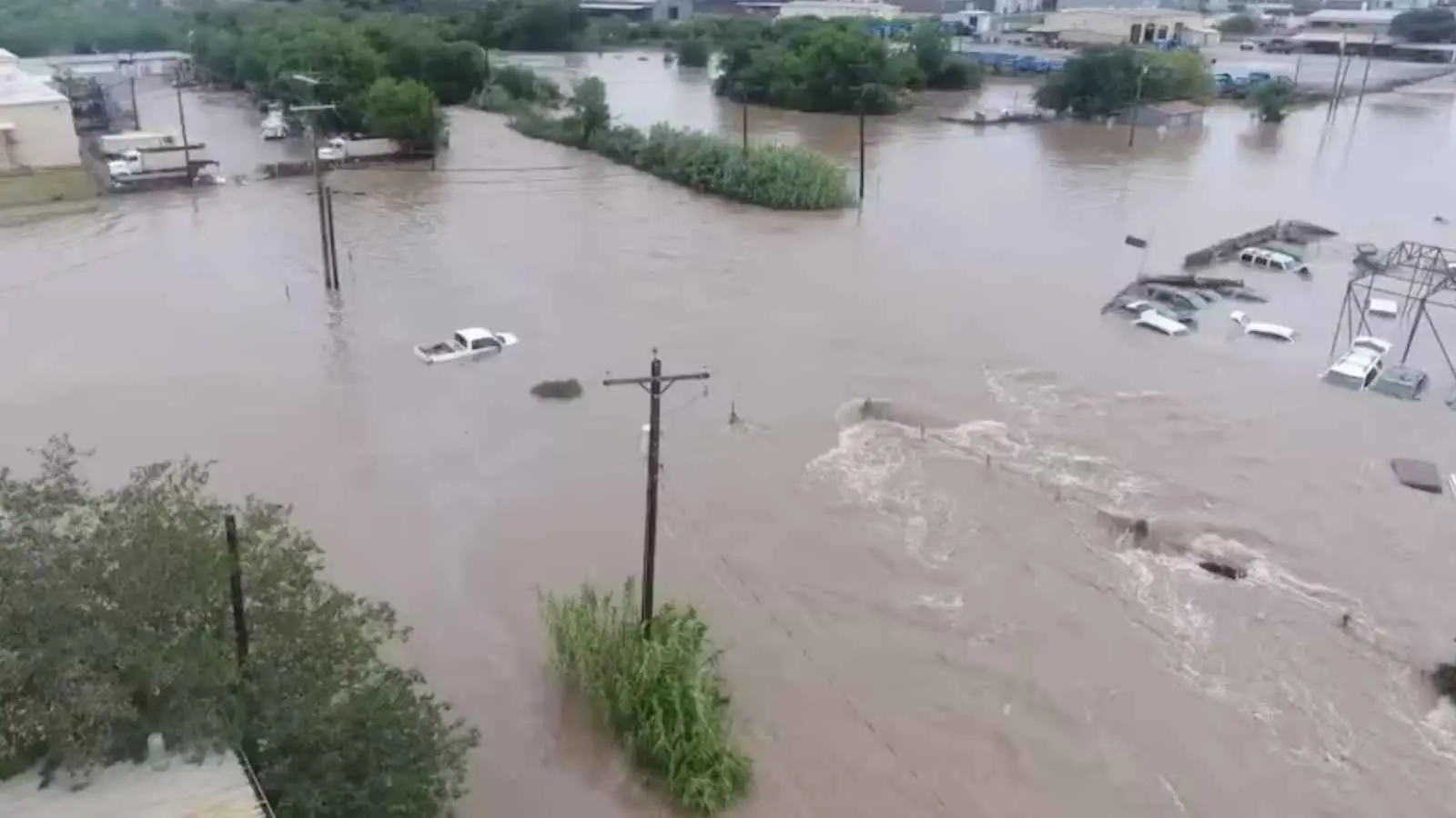 سيول تكساس تحصد أرواح 51 فرداً وتواصل التدمير (فيديو)