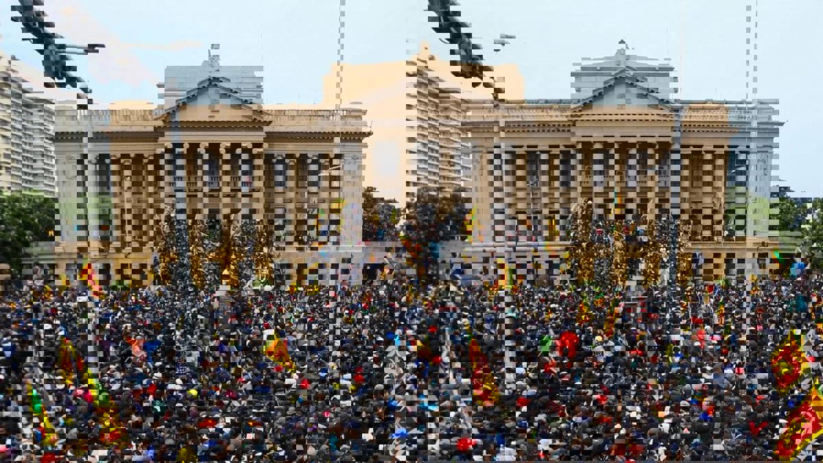 غداة فرار راجاباكسا.. ضحك وموسيقى في أرجاء القصر الرئاسي السريلانكي