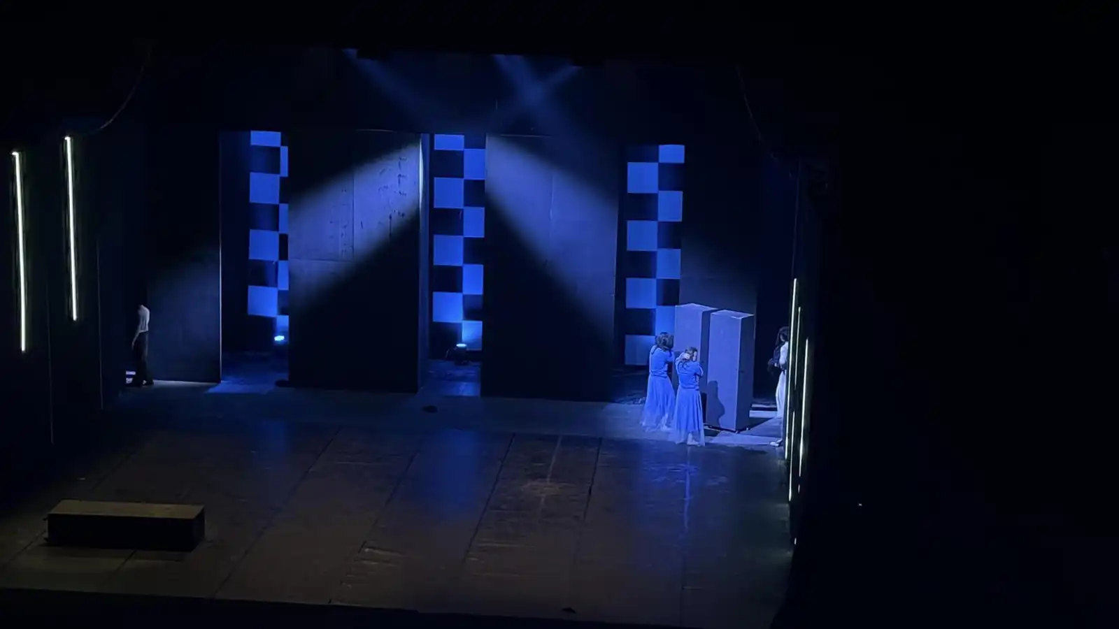 مشهد من مسرحية اليوم الآخر 