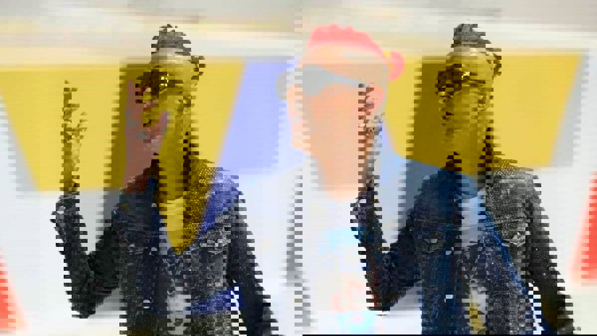 نجم "مسرح مصر" ينطق الشهادة في "رامز عقله طار"