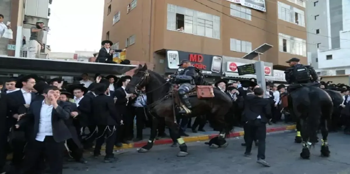 اعتقالات واشتباكات عنيفة مع الشرطة الإسرائيلية خلال تظاهرة لـ"الحريديم" (صور)