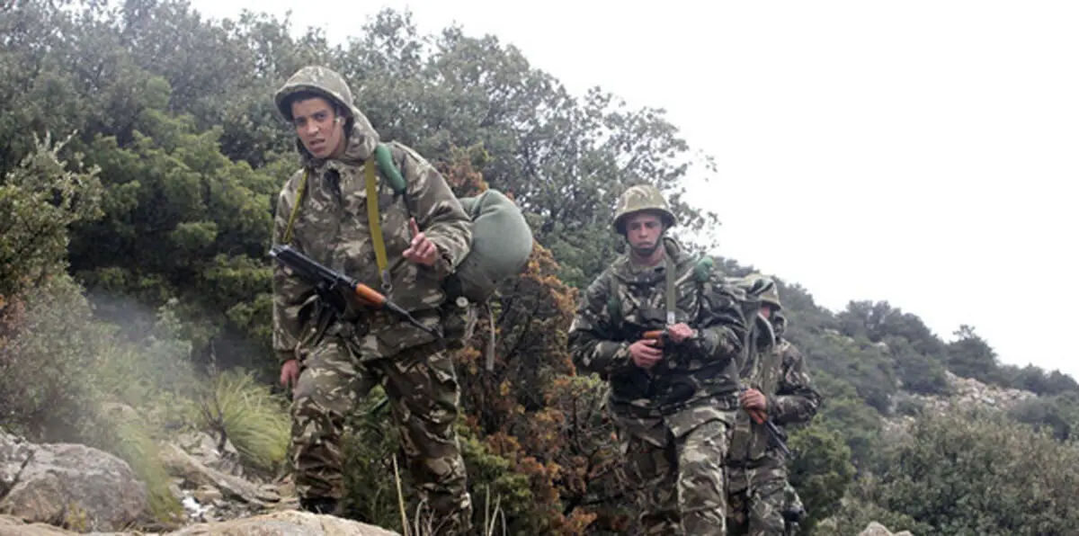 الجيش الجزائري يشن عملية لمطاردة "إرهابيين" في مناطق جبلية غرب البلاد