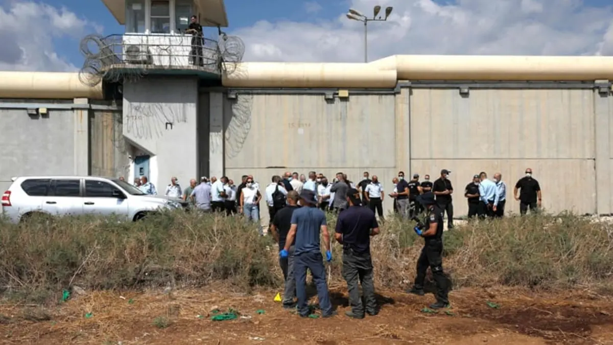 بمشاركة بن غفير.. قوات القمع الإسرائيلية تنكل بأسرى "جلبوع"‎