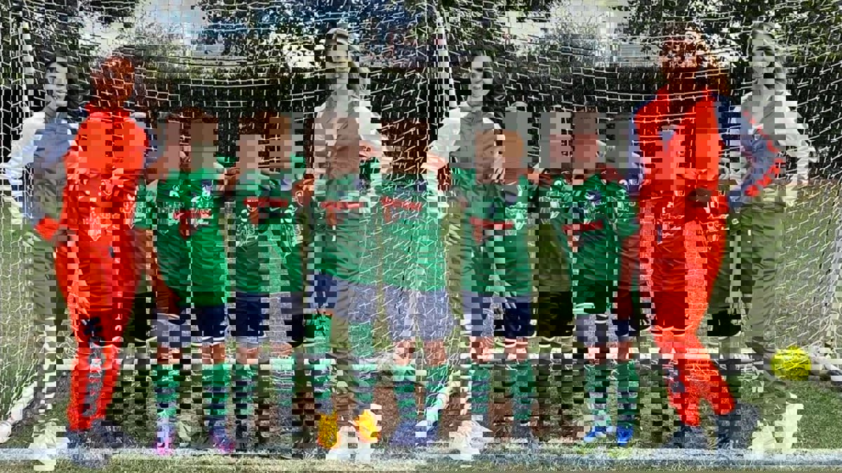 انتقادات واسعة لرعاية مطعم يستخدم نادلات حسناوات لفريق أطفال تحت 10 سنوات